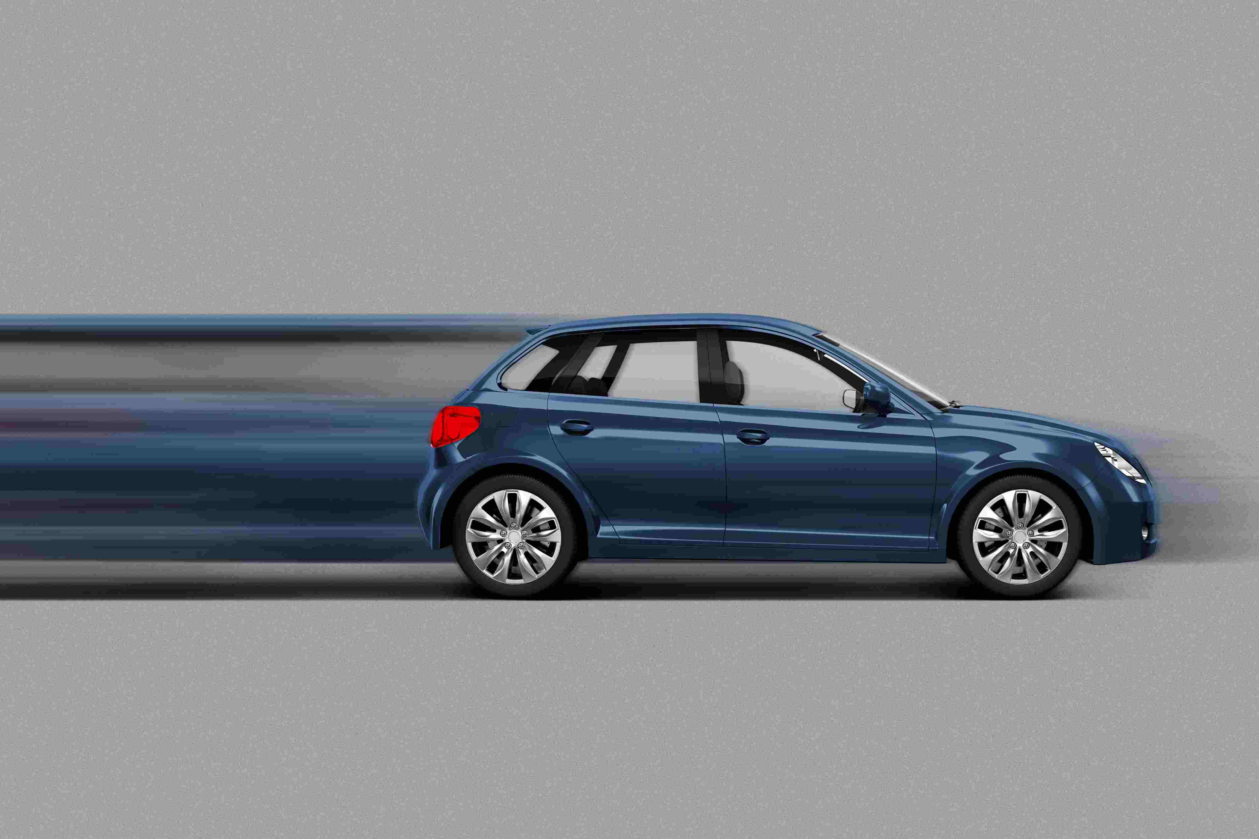 Coche azul a alta velocidad que cumple con la normativa europea de combustible