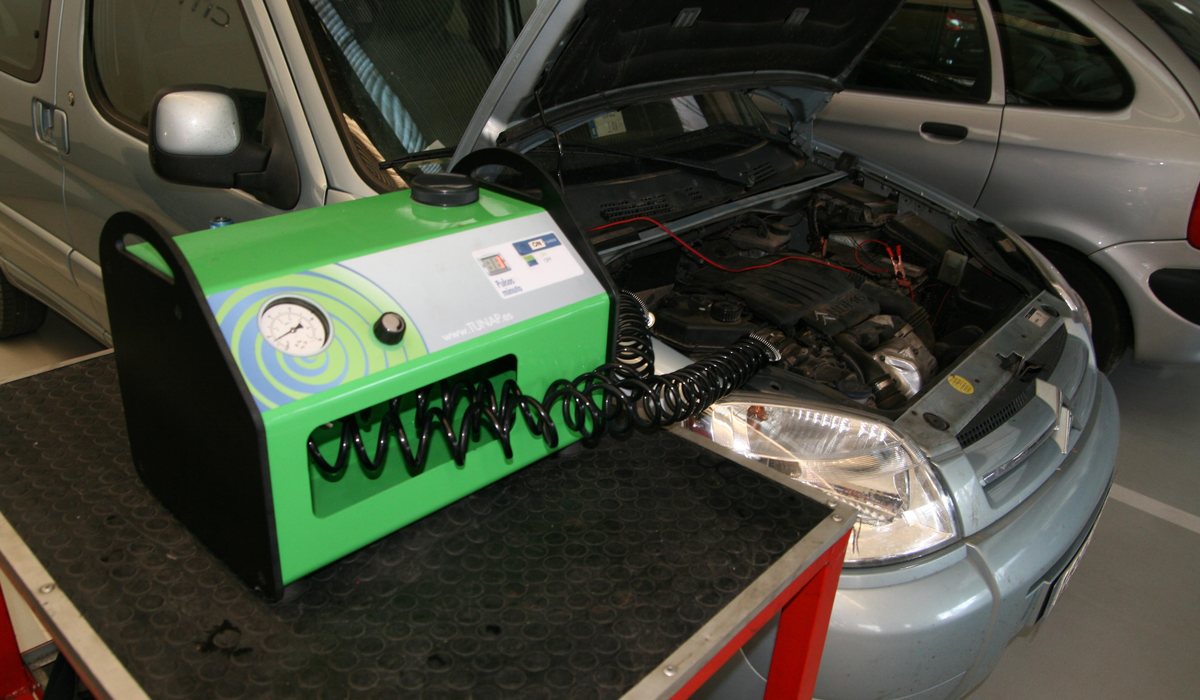 Máquina TUNAP ICM 2000 conectada a un coche para limpiar los inyectores sin desmontarlos
